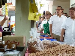 Blusukan ke Pasar Cipete, Sandiaga Cek Harga Sembako