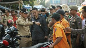 Aksi Para Pejabat: Tendang Satpol PP, Bak Sampah sampai Motor