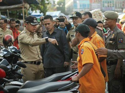 Aksi Para Pejabat: Tendang Satpol PP, Bak Sampah sampai Motor