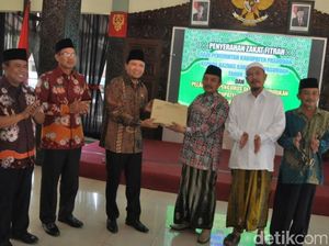 Bupati Irsyad Serahkan Zakat Pejabat Pemkab Pasuruan ke Baznas Bupati Irsyad Serahkan Zakat Pejabat Pemkab Pasuruan ke Baznas