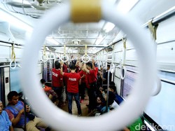 Viral Penumpang Ketiduran di KRL, Warganet: Mantap Staycation