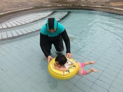 Di Usia Berapa Bayi Sudah Bisa Diajak Berenang?