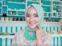 Tutorial Hijab Turki untuk Mudik dari Si Cantik Ayu Indriati