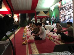 Buka Puasa di PTIK, Jokowi-JK dan Kapolri Santap Nasi Kotak