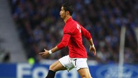 Ada 118 gol dibuat Ronaldo selama dia bermain untuk MU. Gol paling indah yang dia buat adalah ke gawang FC Porto, saat sepakan keras dia nyaris dari tengah lapangan menerjang masuk ke gawang (Foto: Laurence Griffiths/Getty Images)