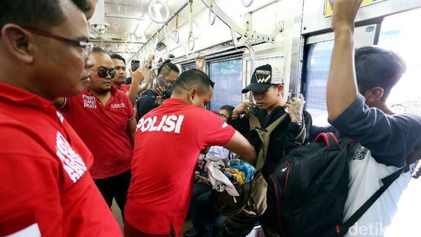 Polisi Gelar Razia Narkoba di KA Commuter Line
