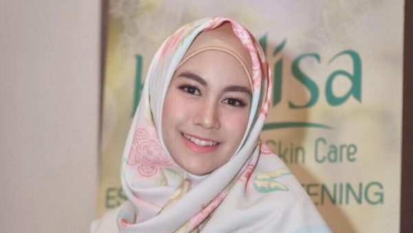 Foto: 10 Inspirasi Gaya Hijab Satin Bermotif Ala Selebriti
