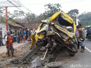 4 Orang Tewas Diseruduk Truk Pengangkut Logistik di Magelang