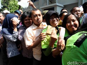 Suasana Antrean Penukaran Uang di Gedung DPR RI