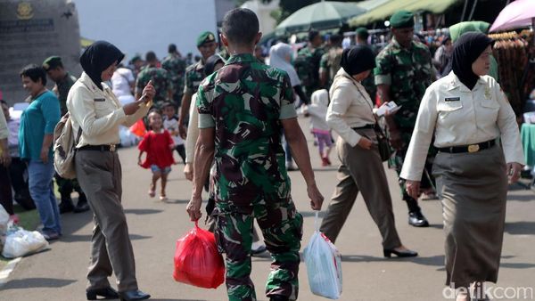 Ketika Prajurit TNI Berburu Sembako Murah