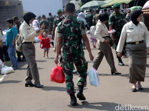 Ketika Prajurit TNI Berburu Sembako Murah