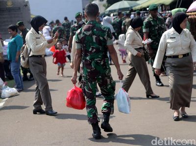Ketika Prajurit TNI Berburu Sembako Murah