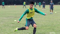 Para pemain Timnas U-16 tampak serius berlatih.