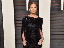 Begini Isi Kulkas Chrissy Teigen dan Wanita Dapati Benda Mirip Cumi dalam Air Kelapa Kemasan