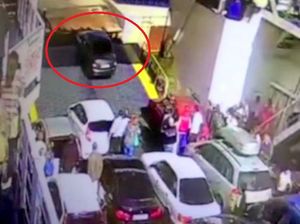 Tak Sabar Antre Keluar Kapal, Sedan Ini Nyemplung ke Laut