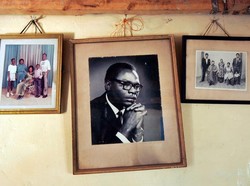 Buku Langka Karya Ayah Barack Obama Dilelang Rp 53 Juta