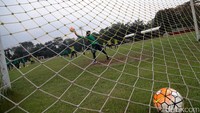 Penjaga gawang Timnas U-16 tampak serius berlatih.