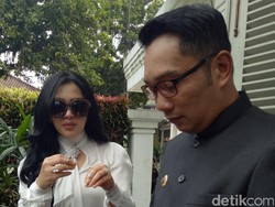 Begini Kehebohan Syahrini Saat Kunjungi Rumah Dinas Ridwan Kamil