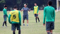 Fachri Husaini memberikan pengarahan kepada para pemain Timnas U-16.