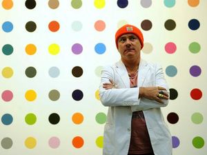 Tiga Pria Didakwa Jual Karya Damien Hirst Secara Ilegal Tiga Pria Didakwa Jual Karya Damien Hirst Secara Ilegal