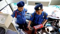 Petugas Damkar Periksa Peralatan Keselamatan dalam Bus