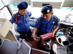 Petugas Damkar Periksa Peralatan Keselamatan dalam Bus