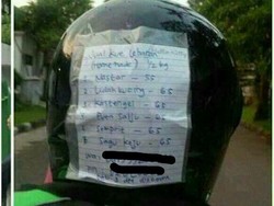 Cerita di Balik Foto Viral Iklan Kue di Helm Ojek Online