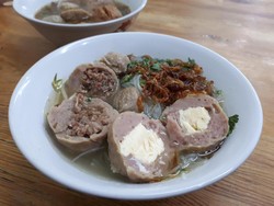Bakso Mas Dino: Enaknya Bakso Rawit dan Bakso Ayam Cincang yang Kenyal Gurih