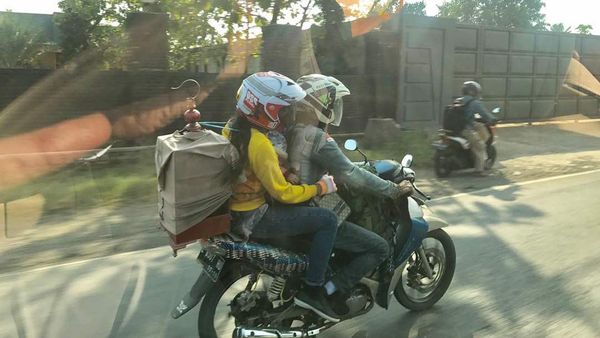 Duh, Pemotor Masih Saja Bawa Barang Berlebihan Saat Mudik!