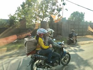 Duh, Pemotor Masih Saja Bawa Barang Berlebihan Saat Mudik!