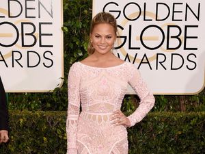 Wah! Diam-diam Chrissy Teigen Tergoda Makan Bagel Pizza Bertopping Ini