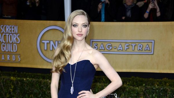 Foto: Pesona Si Seksi Amanda Seyfried dengan Gaun Pesta