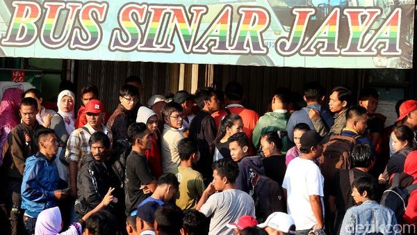 Warga Antre Tiket Mudik Sejak Subuh