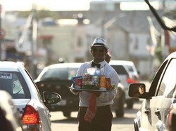 Keren! Pedagang Asongan Berdasi Kupu-kupu Ini Jualan Makanan di Tengah Jalan!