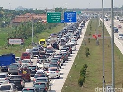 Video Kemacetan di Gerbang Tol Palimanan Video Kemacetan di Gerbang Tol Palimanan