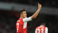 Paris Saint-Germain juga dikaitkan dengan Alexis Sanchez dari Arsenal. Uang 70 juta poundsterling kabarnya bakal jadi pelicin transfernya dari The Gunnners. (Foto: Richard Heathcote/Getty Images)