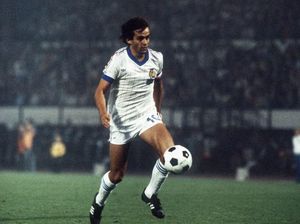 Tentang Michel Platini dan Lukisan yang Tak Selamanya Laku Dijual Tentang Michel Platini dan Lukisan yang Tak Selamanya Laku Dijual