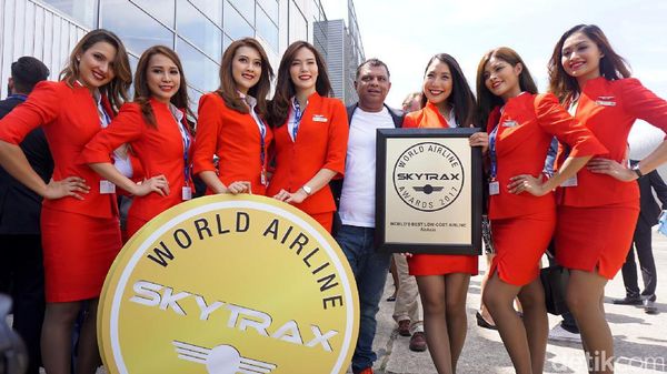 Pramugari Cantik AirAsia di Skytrax 2017 Paris