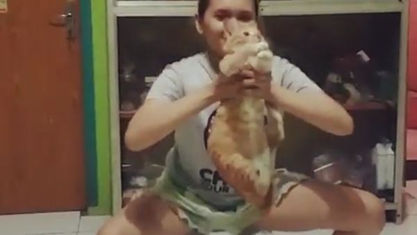 Jadi Pengganti Beban, Serunya Squat Bareng Piaraan Lucu