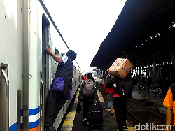 Pemudik yang Datang di Stasiun Blitar Naik 60%