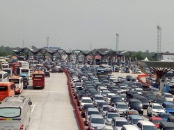 Foto: Mulai Padat, Begini Antrean di Gerbang Tol Palimanan