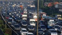 Ribuan Kendaraan Pemudik Mulai Padati Tol Cikampek