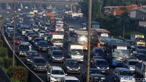 Ribuan Kendaraan Pemudik Mulai Padati Tol Cikampek