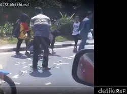 Pencuri Sebar Uang di Jalanan Palembang, Warga Langsung Berhamburan