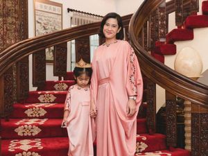 Inspirasi Tampil Berbaju Kembar Bareng Anak ala Selebriti Saat Lebaran