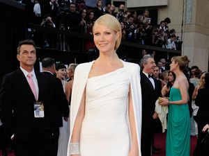 Foto: Pesona Gwyneth Paltrow Dalam Balutan Gaun Malam