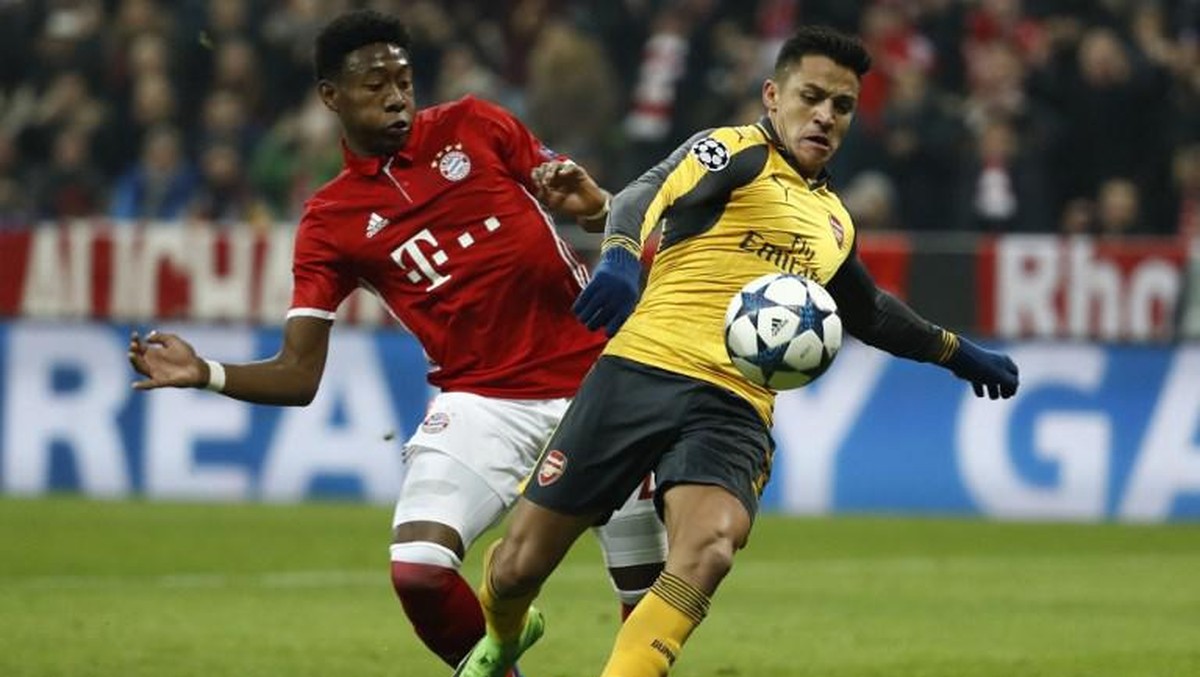 Alexis Sanchez dan pemain Bayern David Alaba (AFP/ODD ANDERSEN)