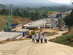 Gaya Santai Jokowi Cek Tol Bocimi