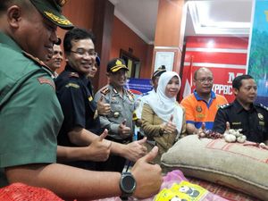 Ribuan Kilogram Bawang dan Cabai Sitaan Dibagikan ke Masyarakat Ribuan Kilogram Bawang dan Cabai Sitaan Dibagikan ke Masyarakat
