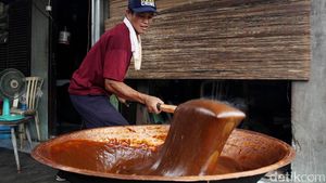 Melihat Pembuatan Dodol Khas Betawi